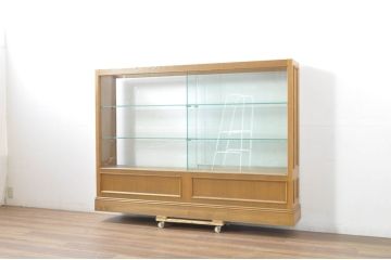 中古　特注品　タモ材　薄型　明るい木色がぬくもりを感じる鍵付きガラスケース(収納棚、陳列棚、ショーケース、戸棚、飾り棚、Gケース、店舗什器)(R-080725)