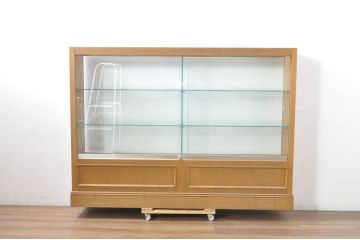 中古　特注品　タモ材　薄型　明るい木色がぬくもりを感じる鍵付きガラスケース(収納棚、陳列棚、ショーケース、戸棚、飾り棚、Gケース、店舗什器)(R-080725)
