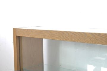 中古　特注品　タモ材　薄型　明るい木色がぬくもりを感じる鍵付きガラスケース(収納棚、陳列棚、ショーケース、戸棚、飾り棚、Gケース、店舗什器)(R-080725)