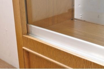 中古　特注品　タモ材　薄型　明るい木色がぬくもりを感じる鍵付きガラスケース(収納棚、陳列棚、ショーケース、戸棚、飾り棚、Gケース、店舗什器)(R-080725)