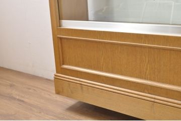 中古　特注品　タモ材　薄型　明るい木色がぬくもりを感じる鍵付きガラスケース(収納棚、陳列棚、ショーケース、戸棚、飾り棚、Gケース、店舗什器)(R-080725)