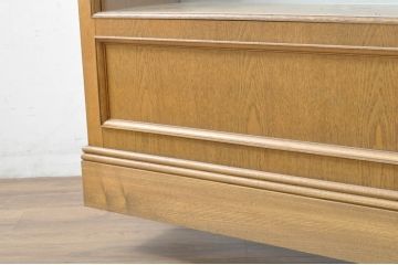 中古　特注品　タモ材　薄型　明るい木色がぬくもりを感じる鍵付きガラスケース(収納棚、陳列棚、ショーケース、戸棚、飾り棚、Gケース、店舗什器)(R-080725)