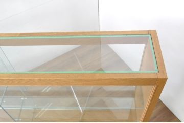 中古　特注品　タモ材　薄型　明るい木色がぬくもりを感じる鍵付きガラスケース(収納棚、陳列棚、ショーケース、戸棚、飾り棚、Gケース、店舗什器)(R-080725)