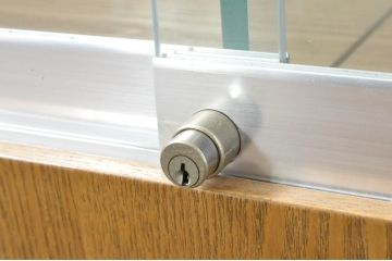 中古　特注品　タモ材　薄型　明るい木色がぬくもりを感じる鍵付きガラスケース(収納棚、陳列棚、ショーケース、戸棚、飾り棚、Gケース、店舗什器)(R-080725)