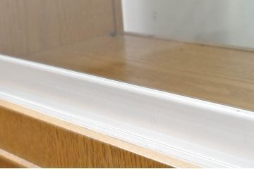 中古　特注品　タモ材　薄型　明るい木色がぬくもりを感じる鍵付きガラスケース(収納棚、陳列棚、ショーケース、戸棚、飾り棚、Gケース、店舗什器)(R-080725)