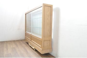 中古　特注品　タモ材　薄型　明るい木色がぬくもりを感じる鍵付きガラスケース(収納棚、陳列棚、ショーケース、戸棚、飾り棚、Gケース、店舗什器)(R-080726)