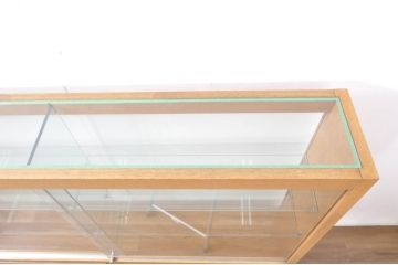 中古　特注品　タモ材　薄型　明るい木色がぬくもりを感じる鍵付きガラスケース(収納棚、陳列棚、ショーケース、戸棚、飾り棚、Gケース、店舗什器)(R-080726)