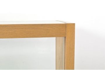 中古　特注品　タモ材　薄型　明るい木色がぬくもりを感じる鍵付きガラスケース(収納棚、陳列棚、ショーケース、戸棚、飾り棚、Gケース、店舗什器)(R-080726)