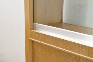 中古　特注品　タモ材　薄型　明るい木色がぬくもりを感じる鍵付きガラスケース(収納棚、陳列棚、ショーケース、戸棚、飾り棚、Gケース、店舗什器)(R-080726)