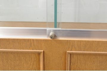 中古　特注品　タモ材　薄型　明るい木色がぬくもりを感じる鍵付きガラスケース(収納棚、陳列棚、ショーケース、戸棚、飾り棚、Gケース、店舗什器)(R-080726)