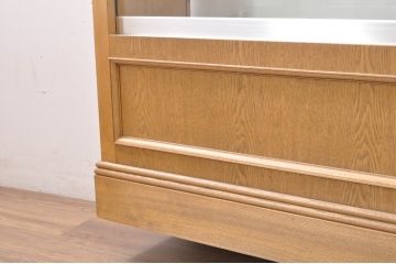 中古　特注品　タモ材　薄型　明るい木色がぬくもりを感じる鍵付きガラスケース(収納棚、陳列棚、ショーケース、戸棚、飾り棚、Gケース、店舗什器)(R-080726)