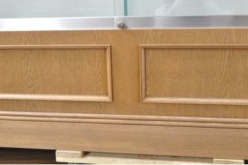 中古　特注品　タモ材　薄型　明るい木色がぬくもりを感じる鍵付きガラスケース(収納棚、陳列棚、ショーケース、戸棚、飾り棚、Gケース、店舗什器)(R-080726)