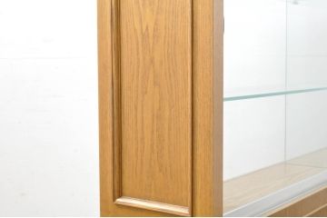 中古　特注品　タモ材　薄型　明るい木色がぬくもりを感じる鍵付きガラスケース(収納棚、陳列棚、ショーケース、戸棚、飾り棚、Gケース、店舗什器)(R-080726)