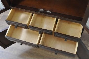 中古　北海道民芸家具　HM160K　美しい木肌とシックな佇まいが魅力的なキャビネット(食器棚、収納棚、戸棚、カップボード、飾り棚、本箱)(R-080732)