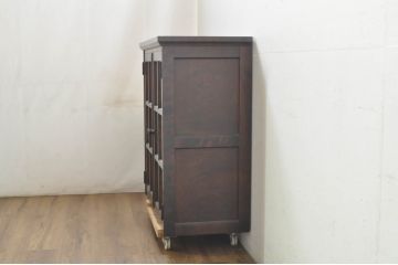 中古　北海道民芸家具　脚(台輪)付きリメイク　シックな色合いで落ち着いた空間を演出するサイドキャビネット(サイドボード、収納棚、戸棚)(R-080733)