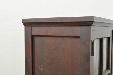 中古　北海道民芸家具　脚(台輪)付きリメイク　シックな色合いで落ち着いた空間を演出するサイドキャビネット(サイドボード、収納棚、戸棚)(R-080733)
