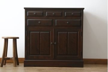 中古　北海道民芸家具　天板リメイク　シックな色合いで落ち着いた空間を演出するサイドキャビネット(サイドボード、収納棚、戸棚)(R-080734)