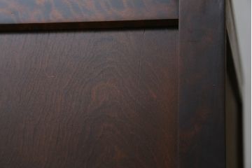 中古　北海道民芸家具　天板リメイク　シックな色合いで落ち着いた空間を演出するサイドキャビネット(サイドボード、収納棚、戸棚)(R-080734)