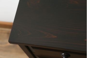 中古　北海道民芸家具　天板リメイク　シックな色合いで落ち着いた空間を演出するサイドキャビネット(サイドボード、収納棚、戸棚)(R-080734)
