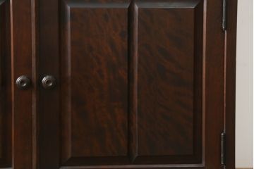 中古　北海道民芸家具　天板リメイク　シックな色合いで落ち着いた空間を演出するサイドキャビネット(サイドボード、収納棚、戸棚)(R-080734)