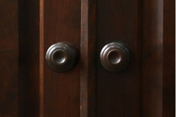 中古　北海道民芸家具　天板リメイク　シックな色合いで落ち着いた空間を演出するサイドキャビネット(サイドボード、収納棚、戸棚)(R-080734)