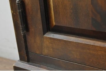 中古　希少な廃盤品　北海道民芸家具　シックなデザインの下駄箱(サイドボード、玄関棚、収納棚、戸棚)(R-080736)
