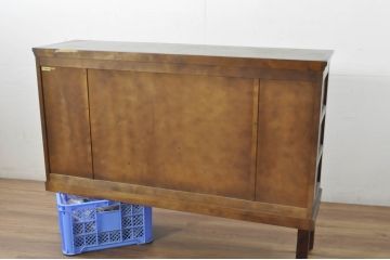 中古　希少な廃盤品　北海道民芸家具　シックなデザインの下駄箱(サイドボード、玄関棚、収納棚、戸棚)(R-080736)