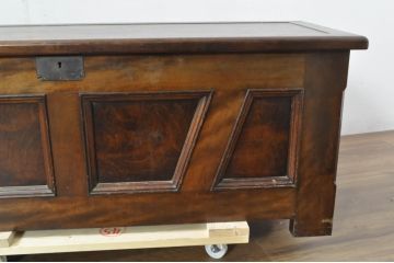 希少!!　中古　松本民芸家具　木目が作りだすランダムな色の濃淡が美しいA型チェスト(ベンチ収納、ベンチチェスト、コファ、ブランケットボックス、収納箱)(定価約31万円)(R-080737)