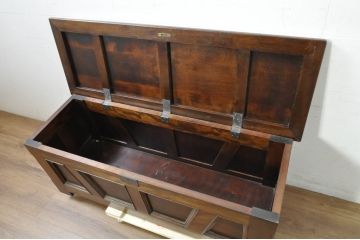 希少!!　中古　松本民芸家具　木目が作りだすランダムな色の濃淡が美しいA型チェスト(ベンチ収納、ベンチチェスト、コファ、ブランケットボックス、収納箱)(定価約31万円)(R-080737)