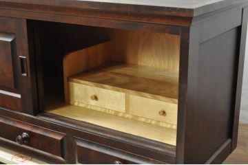 中古　美品　北海道民芸家具　深みのある木の色合いが美しい引き出し3杯付きローボード(テレビボード、テレビ台、TVボード、TV台、リビングボード、収納棚、戸棚)(R-080740)
