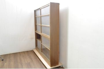 和製アンティーク　美品　レトロな雰囲気漂うシンプルな薄型ガラス収納棚(キャビネット、陳列棚、ショーケース、戸棚、収納棚、飾り棚、店舗什器)(R-080748)