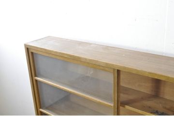 和製アンティーク　美品　レトロな雰囲気漂うシンプルな薄型ガラス収納棚(キャビネット、陳列棚、ショーケース、戸棚、収納棚、飾り棚、店舗什器)(R-080748)