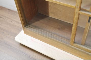 和製アンティーク　美品　レトロな雰囲気漂うシンプルな薄型ガラス収納棚(キャビネット、陳列棚、ショーケース、戸棚、収納棚、飾り棚、店舗什器)(R-080748)