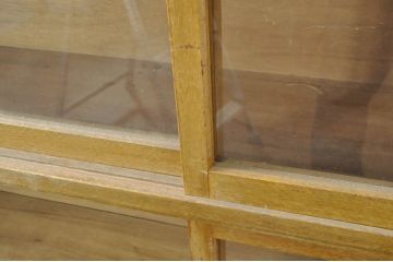 和製アンティーク　美品　レトロな雰囲気漂うシンプルな薄型ガラス収納棚(キャビネット、陳列棚、ショーケース、戸棚、収納棚、飾り棚、店舗什器)(R-080748)