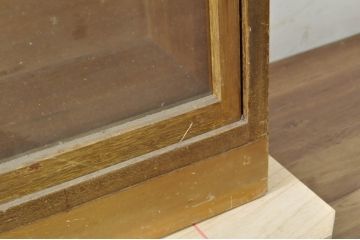 和製アンティーク　美品　レトロな雰囲気漂うシンプルな薄型ガラス収納棚(キャビネット、陳列棚、ショーケース、戸棚、収納棚、飾り棚、店舗什器)(R-080748)