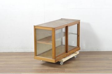 和製アンティーク　三方ガラス　木枠　レトロな雰囲気のロータイプガラスケース(Gケース、ショーケース、ディスプレイケース、コレクションケース、飾り棚、陳列棚、収納棚、サイドキャビネット、店舗什器)(R-080750)