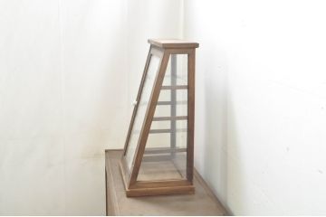 中古　民芸家具　国産　職人手作り　総欅(ケヤキ)材　卓上台形ガラスケース(Gケース、ショーケース、ディスプレイケース、コレクションケース、飾り棚、陳列棚、店舗什器)(R-080751)
