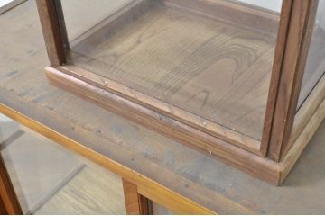 中古　民芸家具　国産　職人手作り　総欅(ケヤキ)材　卓上台形ガラスケース(Gケース、ショーケース、ディスプレイケース、コレクションケース、飾り棚、陳列棚、店舗什器)(R-080751)