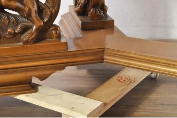 中古　美品　最高級　イタリア輸入家具　大振り　ガラス天板付き　脚に施された彫刻が高級感を高めるダイニングテーブル(6人掛け、食卓)(定価約140万円)(R-080753)