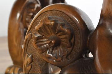 中古　美品　最高級　イタリア輸入家具　大振り　ガラス天板付き　脚に施された彫刻が高級感を高めるダイニングテーブル(6人掛け、食卓)(定価約140万円)(R-080753)