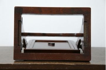 中古　民芸家具　上手物　職人手作り工芸家具　総欅(ケヤキ)材　丸みを帯びたフォルムが可愛らしい卓上ミラー(鏡、スタンドミラー)(R-080757)