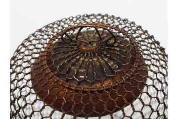 戦前　深川製磁　オールド深川　有田焼　陶器籠/金工　虫籠形真鍮製吊香炉の2点セット(鳥、小物入れ、仏具、茶道具、裏印、房付き)(R-080767)