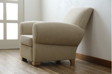 中古　フランス輸入家具　ファブリック　お部屋に取り入れやすいナチュラルモダンデザインのクラブソファ　定価約25万円　(R-080783)