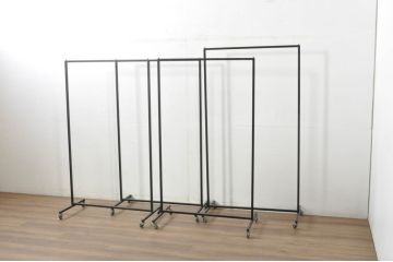 中古　鉄工所手作り　オーダー品!!　シンプルなスチールハンガー4点セット(ハンガーラック、洋服掛け、コート掛け、店舗什器)(R-080787)