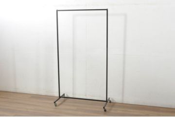中古　鉄工所手作り　オーダー品!!　シンプルなスチールハンガー4点セット(ハンガーラック、洋服掛け、コート掛け、店舗什器)(R-080787)