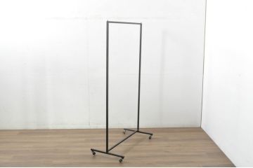中古　鉄工所手作り　オーダー品!!　シンプルなスチールハンガー4点セット(ハンガーラック、洋服掛け、コート掛け、店舗什器)(R-080787)