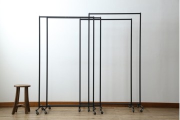 中古　鉄工所手作り　オーダー品!!　シンプルなスチールハンガー4点セット　(R-080787)