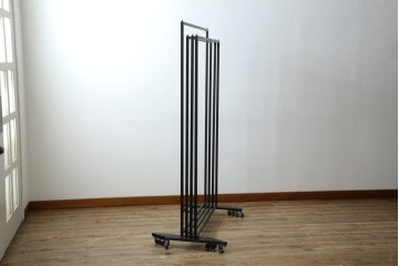 中古　鉄工所手作り　オーダー品!!　シンプルなスチールハンガー4点セット　(R-080787)