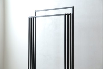 中古　鉄工所手作り　オーダー品!!　シンプルなスチールハンガー4点セット　(R-080787)