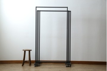 中古　鉄工所手作り　オーダー品!!　シンプルなスチールハンガー4点セット　(R-080787)